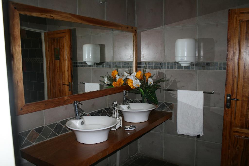 Ivory Tusk Lodge Цанін Номер фото